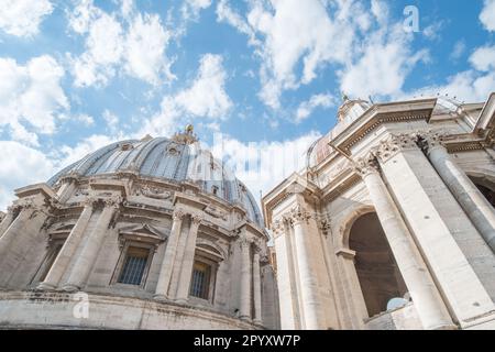 Oben auf der St. Der Petersdom befindet sich am Petersplatz, dem großen platz im Vatikan. Stockfoto