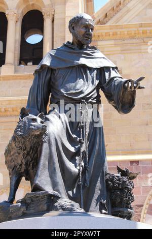 Bronzestatue von „St. Franziskus von Assisi' (Schutzpatron von Santa Fe, NM). Betty Sabo, Bildhauerin. Das Hotel befindet sich außerhalb der Kathedrale von Saint Francis, Santa Fe, NM. Stockfoto