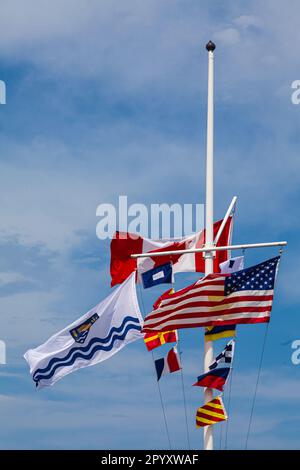 Kanadische und US-amerikanische Flaggen teilen sich einen Flaggenmast in Sidney, British Columbia, Kanada Stockfoto