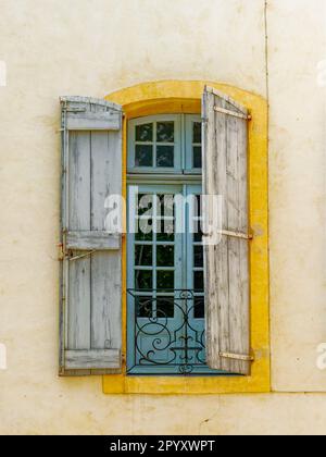 Alte Holzläden und Fenster auf einem Haus im Zentrum von Avignon, Frankreich Stockfoto