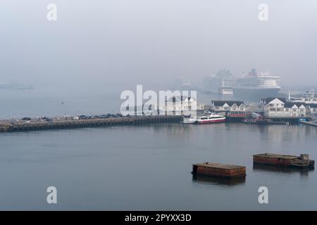 Cunards Schiff RMS Queen Mary 2 an seinem Liegeplatz am Southampton Cruise Terminal (Großbritannien). Das Schiff ist durch den Nebel am frühen Morgen sichtbar Stockfoto