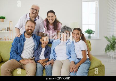 Große Familie in drei Generationen, die zusammen für ein Foto posiert. Stockfoto