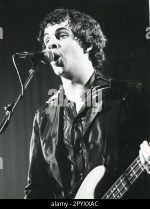 Mark Henry, Bassspieler der britischen Power Pop Band The Boyfriends, tritt am 14. Juli 1978 in London auf. Stockfoto