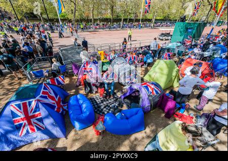 London, Großbritannien. 5. Mai 2023. Heute sind noch mehr Leute angekommen, um in der Mall zu zelten. London bereitet sich auf die Krönung von König Karl III. Am 6. Mai vor. Kredit: Guy Bell/Alamy Live News Stockfoto