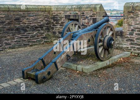 Mittelalterliche Belagerungskanone an den alten Stadtmauern in Derry / Londonderry, Nordirland, Großbritannien Stockfoto