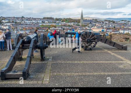 Mittelalterliche Kanonen auf der königlichen Bastion an den alten Stadtmauern, mit St. Eugene's Cathedral in der Ferne, Derry / Londonderry, Nordirland, Großbritannien Stockfoto