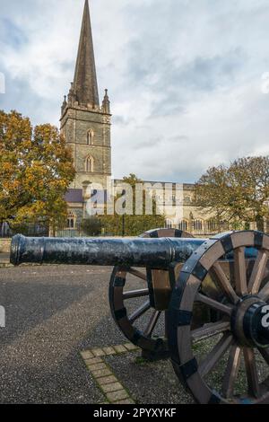 Mittelalterliche Kanone an den alten Stadtmauern, mit der St. Columb's Cathedral im Hintergrund, Derry / Londonderry, Nordirland, Großbritannien Stockfoto