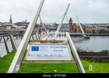 Gedenktafel zur Eröffnung der Friedensbrücke über den Fluss Foyle am 25. Juni 2011 in Derry/Londonderry, Nordirland, Großbritannien Stockfoto