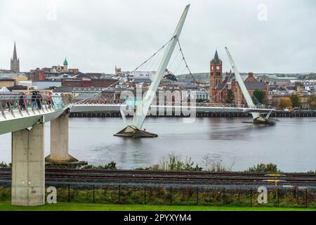 The Peace Bridge, eine Rad- und Fußbrücke über den Fluss Foyle, in Derry / Londonderry, Nordirland, Großbritannien Stockfoto