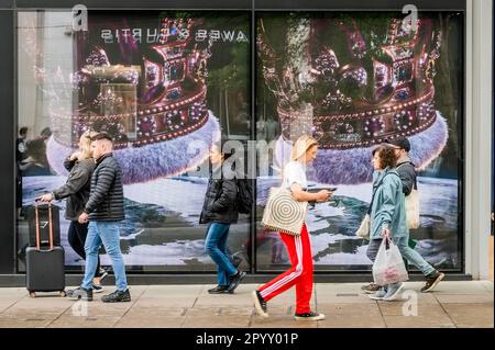 London, Großbritannien. 5. Mai 2023. W1 Curates verwendet seine Videoplatine, um eine Animation der Krönung zu zeigen, die Crown - in der Oxford Street - London am 6. Mai auf die Krönung von König Karl III vorbereitet. Kredit: Guy Bell/Alamy Live News Stockfoto