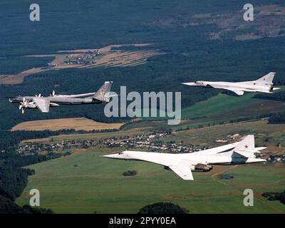 Tupolev TU-95 (Russisch: Туполев Ту-95; NATO-Berichtsname: 'Bär') ist eine große, viermotorige Turboprop-betriebene strategische Bomber- und Raketenplattform. Stockfoto