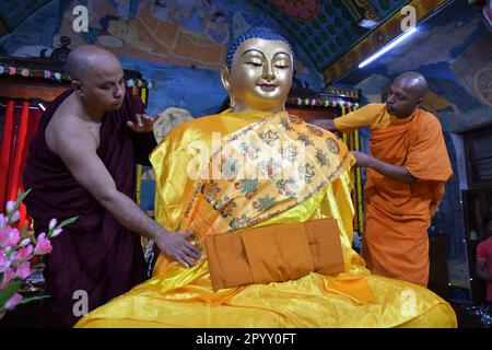 Kalkutta, Indien. 05. Mai 2023. Buddhistische Mönche bereiten die Statue von Gautama Buddha in der Maha Bodhi Society während des Vesak Day/Buddha Purnima Festivals zum Gedenken an den Geburtstag des Gautama Buddha vor. Kredit: SOPA Images Limited/Alamy Live News Stockfoto