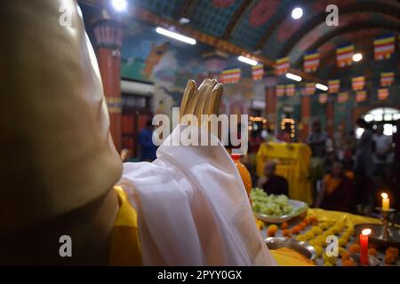 Kalkutta, Indien. 05. Mai 2023. Die Statue des Gautama Buddha wird in der Maha Bodhi Society während des Vesak Day/Buddha Purnima Festivals zum Gedenken an den Geburtstag des Gautama Buddha dekoriert. Kredit: SOPA Images Limited/Alamy Live News Stockfoto