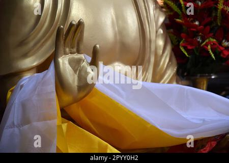 Kalkutta, Indien. 05. Mai 2023. Die Hand der Statue von Gautama Buddha in der Maha Bodhi Society während des Vesak Day/Buddha Purnima Festivals zur Erinnerung an den Geburtstag des Gautama Buddha. Kredit: SOPA Images Limited/Alamy Live News Stockfoto