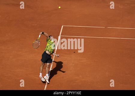 Madrid, Spanien. 05. Mai 2023. Carlos Alcaraz von Spanien serviert Borna Coric von Kroatien während des Halbfinalspiels bei den Mutua Madrid Open im Caja Magica-Stadion in Madrid, Spanien, am Freitag, den 5. Mai, einen Ball. 2023. Foto: Paul Hanna/UPI Credit: UPI/Alamy Live News Stockfoto