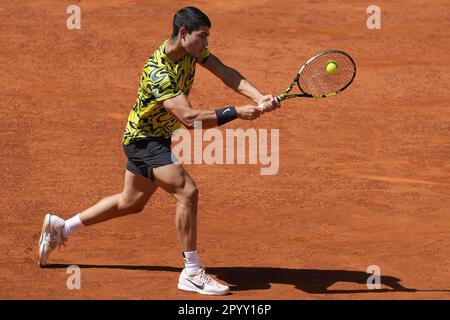 Madrid, Spanien. 05. Mai 2023. Carlos Alcaraz aus Spanien gibt am Freitag, den 5. Mai, im Halbfinalspiel der Mutua Madrid Open im Caja Magica-Stadion in Madrid, Spanien, einen Schuss nach Borna Coric aus Kroatien zurück. 2023. Foto: Paul Hanna/UPI Credit: UPI/Alamy Live News Stockfoto