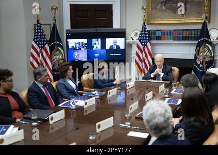 Washington, Usa. 05. Mai 2023. US-Präsident Joe Biden spricht am Freitag auf einer Sitzung des Kabinetts "Investing in America" im Roosevelt-Raum des Weißen Hauses in Washington, DC, USA. 5. Mai 2023. Die unerwarteten Erhöhungen bei den Einstellungen und Löhnen in den USA im letzten Monat erhöhen die Chancen, dass die Federal Reserve die Zinssätze länger hoch halten wird und möglicherweise die Tür zu einer 11.-Dollar-Straight-Steigung im Juni offen halten wird. Foto: Tom Brenner/UPI Credit: UPI/Alamy Live News Stockfoto