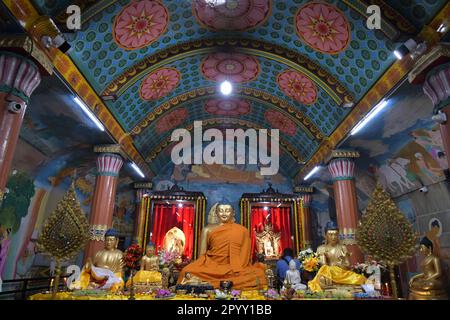 Kalkutta, Indien. 05. Mai 2023. Die Statue des Gautama Buddha wird in der Maha Bodhi Society während des Vesak Day/Buddha Purnima Festivals zum Gedenken an den Geburtstag des Gautama Buddha dekoriert. (Foto: Dipayan Bose/SOPA Images/Sipa USA) Guthaben: SIPA USA/Alamy Live News Stockfoto