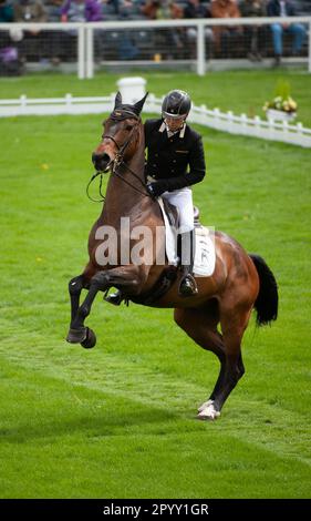 Aistis Vitkauskas Reitender Kommandeur VG für Litauen. 5. Mai 2023. Während der Dressage-Phase am 1. Tag der 2023 Badminton Horse Trials präsentiert von MARS im Badminton House bei Bristol, Gloucestershire, England, Großbritannien. Kredit: Jonathan Clarke/Alamy Live News Stockfoto