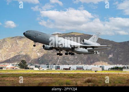 Moreno Valley, CA, USA - 3. Mai 2023: A U.S. Air Force DC-10-Tankschiff startet im März AFB. Stockfoto