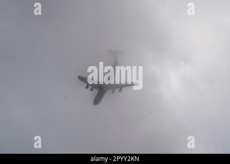 Moreno Valley, CA, USA - 3. Mai 2023: A U.S. Air Force C-5 Galaxy erhebt sich in die Wolken, während sie vom März AFB abfährt. Stockfoto