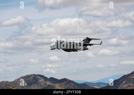 Moreno Valley, CA, USA - 3. Mai 2023: Ein Tanker der Air Force C-17 der Vereinigten Arabischen Emirate, der vom März AFB abfährt. Stockfoto