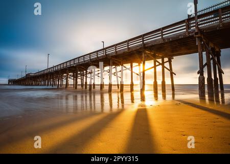 der newport Beach Pier bei Sonnenuntergang, kalifornien Stockfoto
