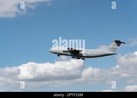 Moreno Valley, CA, USA - 3. Mai 2023: A U.S. Air Force C-5 Galaxy startet im März AFB. Stockfoto