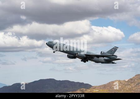 Moreno Valley, CA, USA - 3. Mai 2023: A U.S. Air Force DC-10-Tankschiff startet im März AFB. Stockfoto