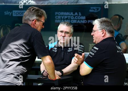 Miami, USA. 05. Mai 2023. (L bis R): Graeme Lowdon (GBR) mit Pat Fry (GBR) Alpine F1 Team Chief Technical Officer und Otmar Szafnauer (USA) Alpine F1 Team, Teamleiter. Formel-1-Weltmeisterschaft, Rd 5, Miami Grand Prix, Freitag, 5. Mai 2023. Miami International Autodrome, Miami, Florida, USA. Kredit: James Moy/Alamy Live News Stockfoto