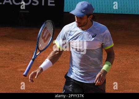 Madrid, Spanien. 05. Mai 2023. Borna Coric aus Kroatien reagiert, nachdem er Carlos Alcaraz aus Spanien bei ihrem Halbfinalspiel bei den Mutua Madrid Open im Caja Magica-Stadion am Freitag, den 5. Mai, einen Punkt verloren hat. 2023. Foto: Paul Hanna/UPI Credit: UPI/Alamy Live News Stockfoto