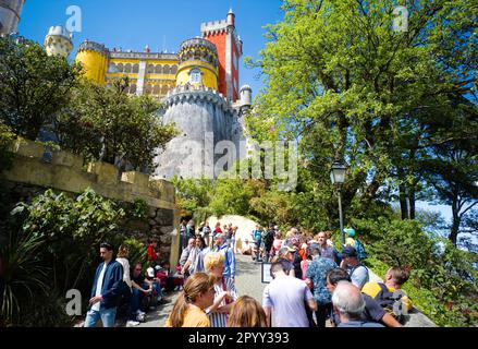 Das Ende der langen Warteschlange für den Besuch des Pena-Palastes in Sintra Stockfoto