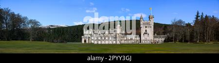 Balmoral Castle im Hochland von Aberdeenshire, Schottland. Die Residenz der britischen Königsfamilie ist ein Beispiel für die schottische baronische Architektur Stockfoto