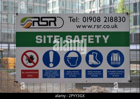 Sicherheitsschild auf einer Baustelle im Zentrum von Milton Keynes. Stockfoto