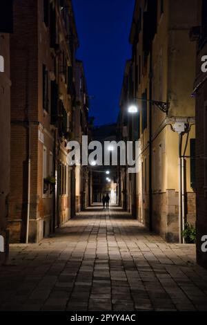 Nachtsicht auf eine enge Straße im Wohnviertel Venedig Stockfoto