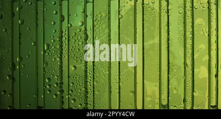 Wassertropfen auf grünem Hintergrund mit Kunststofftextur Stockfoto