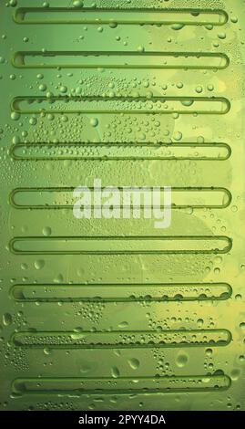 Tropfen kalten Wassers auf einem grünen, gewellten Flächenfoto für vertikalen Hintergrund Stockfoto