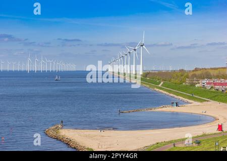 Strand- und Windturbinen am Deich am IJsselmeer See bei Urk, Niederlande Stockfoto