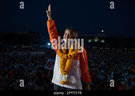 Samut Prakarn., Thailand. 05. Mai 2023. Phanida Mongkolsawat, ein Mitglied der Vorwärtspartei, salutiert während des Wahlkampfes mit drei Fingern. Die bevorstehenden Parlamentswahlen in Thailand, die am 14. Mai 2023 stattfinden werden. (Foto: Peerapon Boonyakiat/SOPA Images/Sipa USA) Guthaben: SIPA USA/Alamy Live News Stockfoto