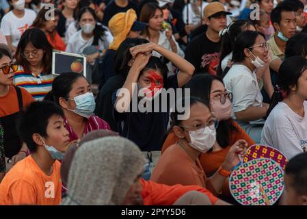 Samut Prakarn., Thailand. 05. Mai 2023. Der Befürworter von Move Forward mit lackiertem Gesicht, der während der Wahlkampagne gesehen wurde. Die bevorstehenden Parlamentswahlen in Thailand, die am 14. Mai 2023 stattfinden werden. (Foto: Peerapon Boonyakiat/SOPA Images/Sipa USA) Guthaben: SIPA USA/Alamy Live News Stockfoto