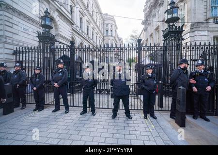 London UK. 5. Mai 2023 Polizeibeamte bilden eine Linie vor den Toren der Downing Street während des Besuchs der Staatsoberhäupter, einschließlich des Premierministers von Australien, der US First Lady, Jill Biden und der brasilianische Präsident Lula. Es wird Ein Stahlring geschaffen, an dem mehr als 11,0000 Polizisten in Westminster und Umgebung beteiligt sind. Nordirland und andere Teile Englands im Rahmen der Operation "Goldene Kugel", um die Sicherheit für die morgige Krönung zu gewährleisten. Kredit: amer Ghazzal/Alamy Live News Stockfoto