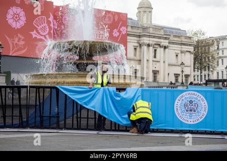 London, Großbritannien. 05. Mai 2023. Der Trafalgar Square bereitet sich auf den Krönungstag vor, da König Karl III. Morgen gekrönt wird. Kredit: Sinai Noor/Alamy Live News Stockfoto