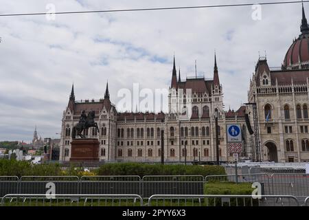 Budapest, Ungarn - 29. April 2023 - das ungarische Parlamentsgebäude - Vorbereitung des Besuchs von Papst Franziskus Stockfoto