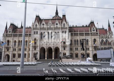 Budapest, Ungarn - 29. April 2023 - das ungarische Parlamentsgebäude - Vorbereitung des Besuchs von Papst Franziskus Stockfoto