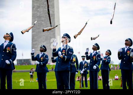 Washington, District of Columbia, USA. 14. April 2023. USA Mitglieder der Air Force Honor Guard treten am 14. April 2023 auf einer gemeinsamen Messe in der National Mall in Washington auf. Gutschrift: U.S. Navy/ZUMA Press Wire Service/ZUMAPRESS.com/Alamy Live News Stockfoto