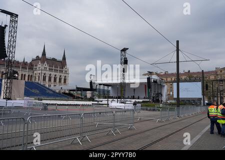 Budapest, Ungarn - 29. April 2023 - das ungarische Parlamentsgebäude - Vorbereitung des Besuchs von Papst Franziskus Stockfoto