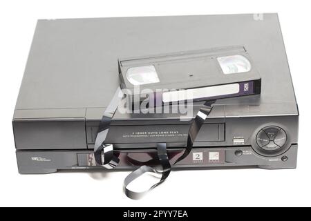 Zwei Retro-Videorekorder mit zerbrochener VHS-Kassette mit abgewickeltem Band, isoliert auf weißem Hintergrund. Stockfoto