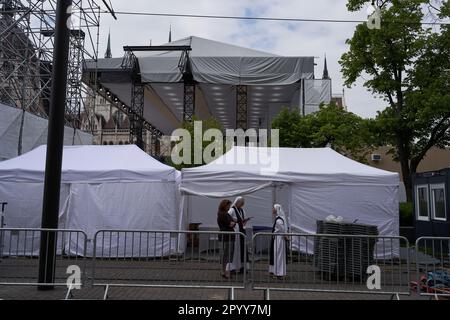 Budapest, Ungarn - 29. April 2023 - das ungarische Parlamentsgebäude - Vorbereitung des Besuchs von Papst Franziskus Stockfoto