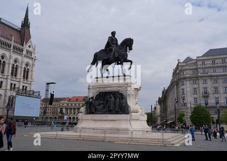 Budapest, Ungarn - 29. April 2023 - das ungarische Parlamentsgebäude - Vorbereitung des Besuchs von Papst Franziskus Stockfoto