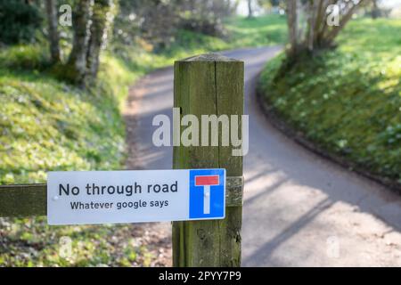 Ein Schild auf der öffentlichen Straße, das Google Maps widerlegt, Großbritannien Stockfoto